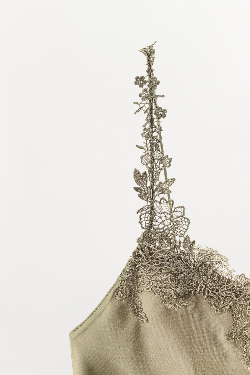 КОРОТКОЕ АТЛАСНОЕ ПЛАТЬЕ С КРУЖЕВОМ