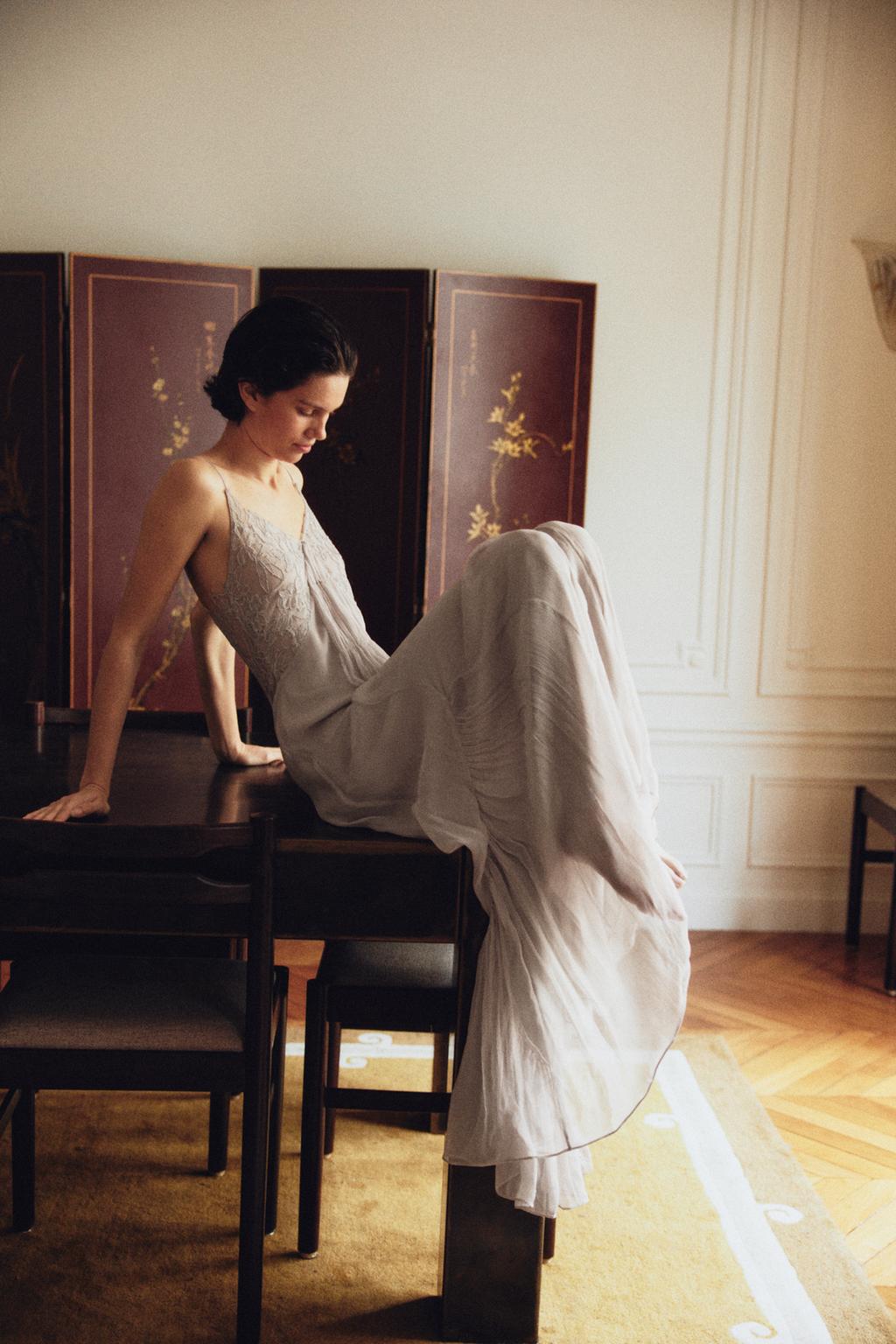 ДЛИННОЕ ПЛАТЬЕ ИЗ 100% ВИСКОЗЫ С КРУЖЕВОМ