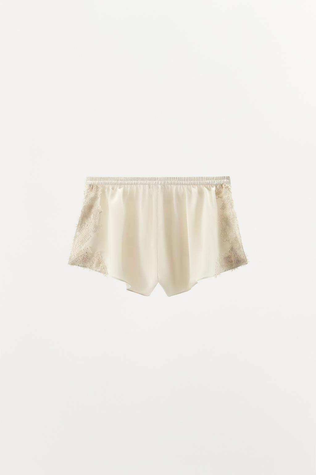 АТЛАСНЫЕ ШОРТЫ С КРУЖЕВОМ