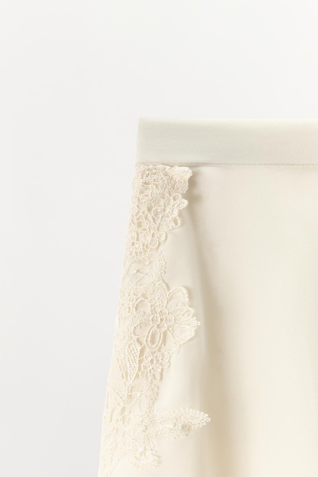 АТЛАСНЫЕ ШОРТЫ С КРУЖЕВОМ