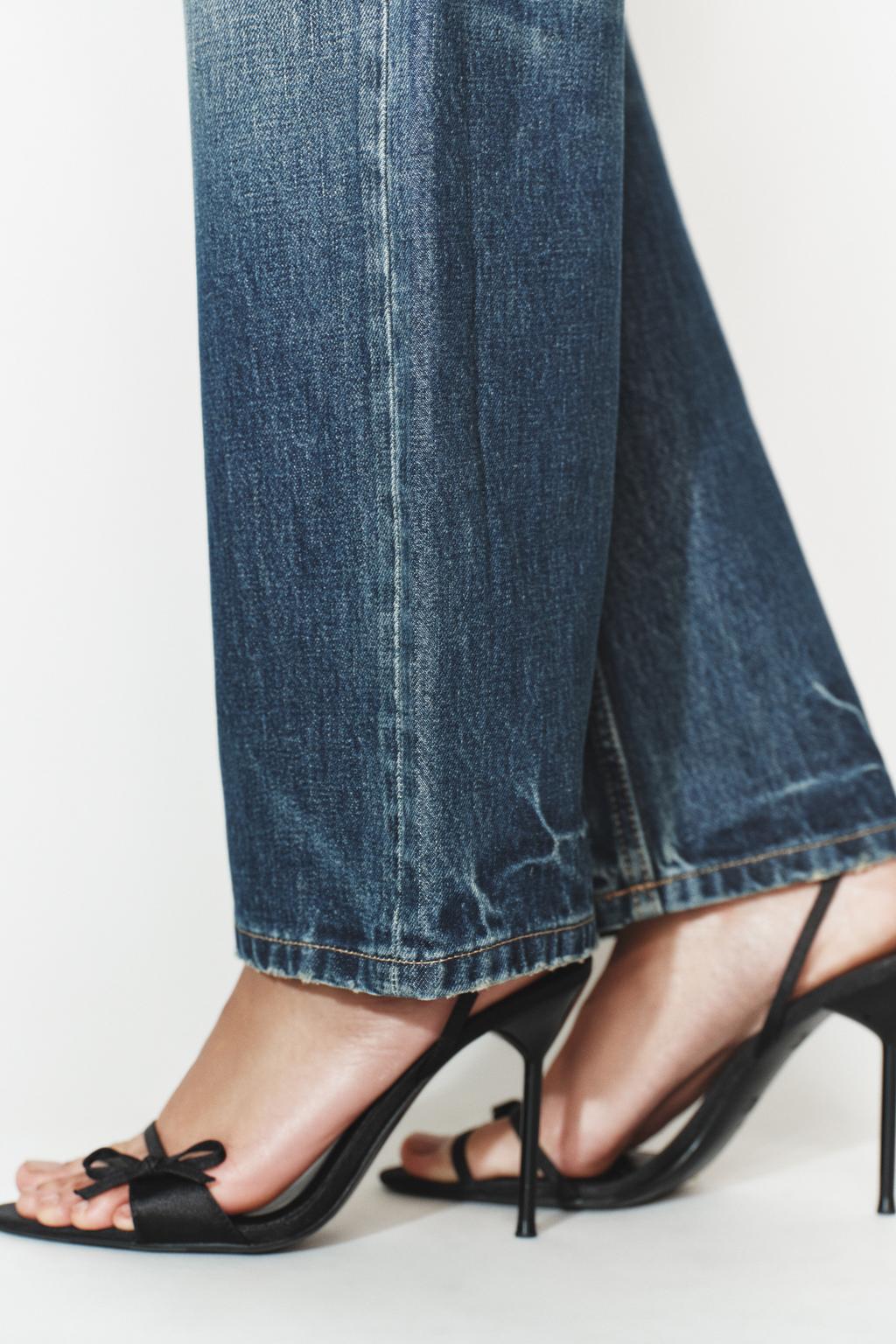 АТЛАСНЫЕ БОСОНОЖКИ НА КАБЛУКЕ С РЕМЕШКАМИ