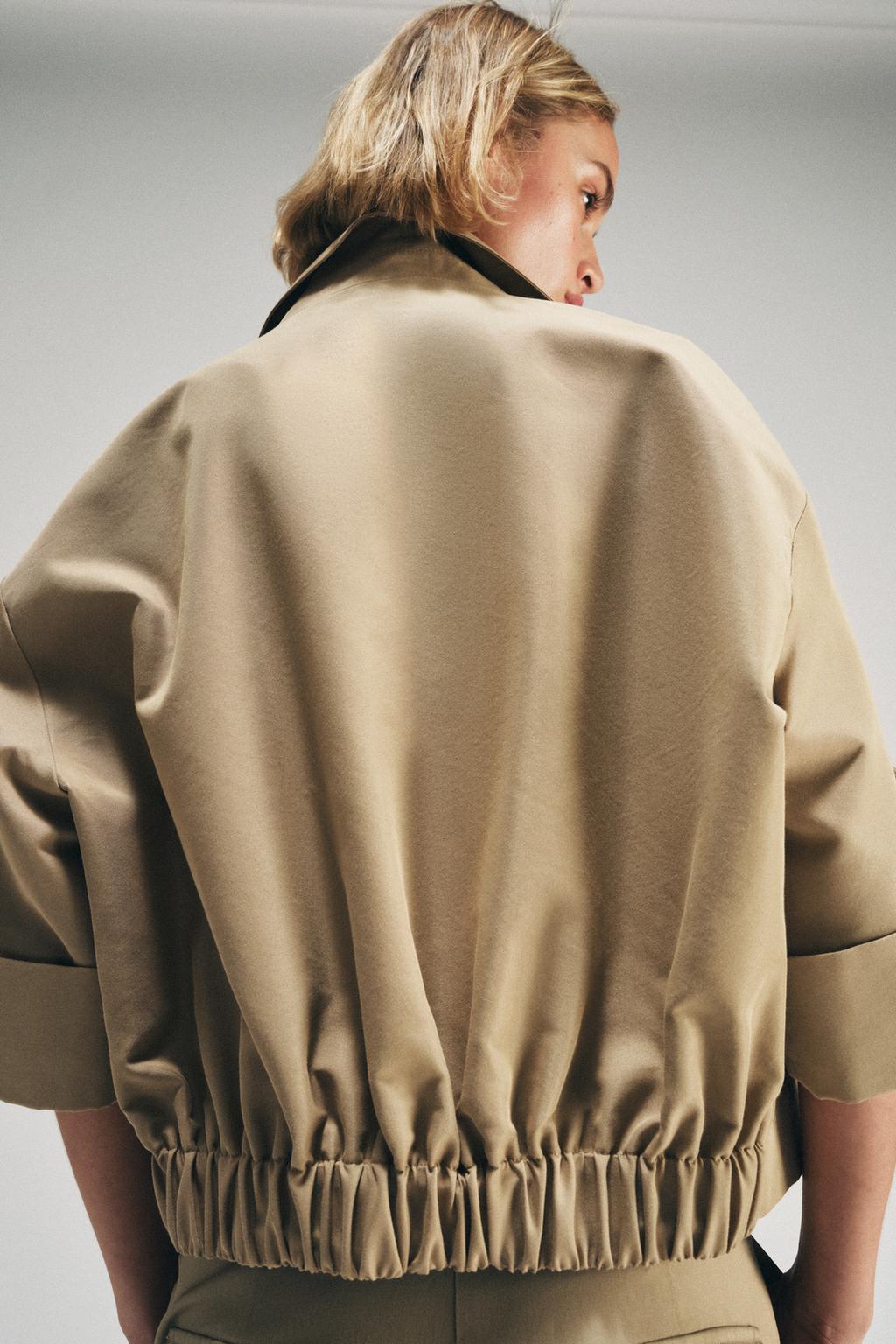 УКОРОЧЕННЫЙ ТРЕНЧ С КОРОТКИМИ РУКАВАМИ