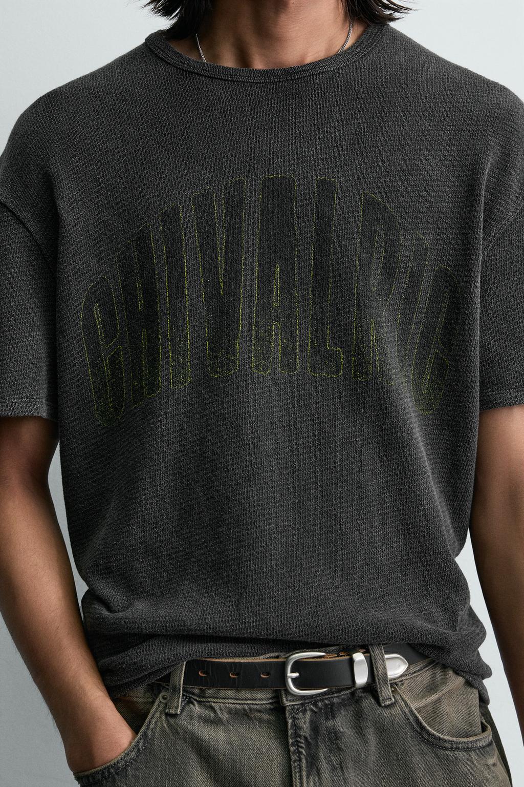 ФУТБОЛКА С ПРИНТОМ И ЭФФЕКТОМ ПОТЕРТОСТИ