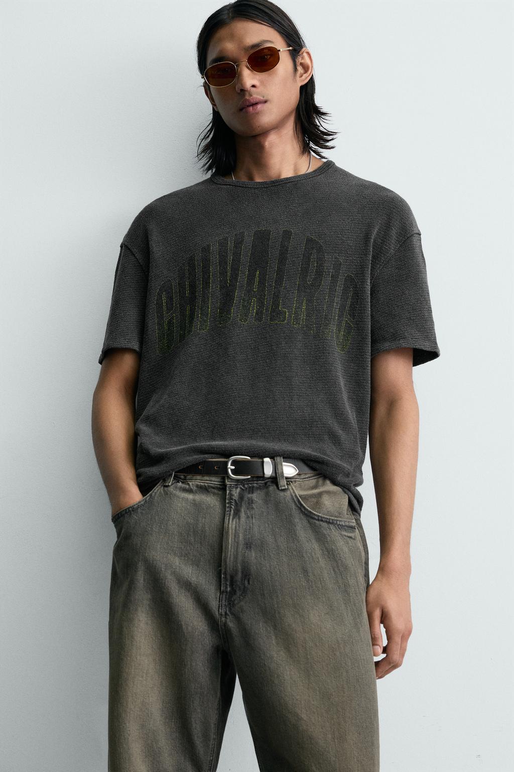 ФУТБОЛКА С ПРИНТОМ И ЭФФЕКТОМ ПОТЕРТОСТИ