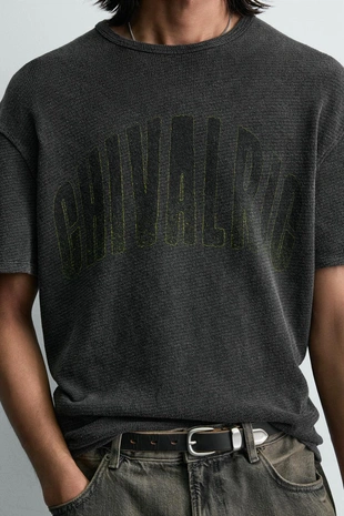 Футболка с принтом и эффектом потертости- Заказать в России