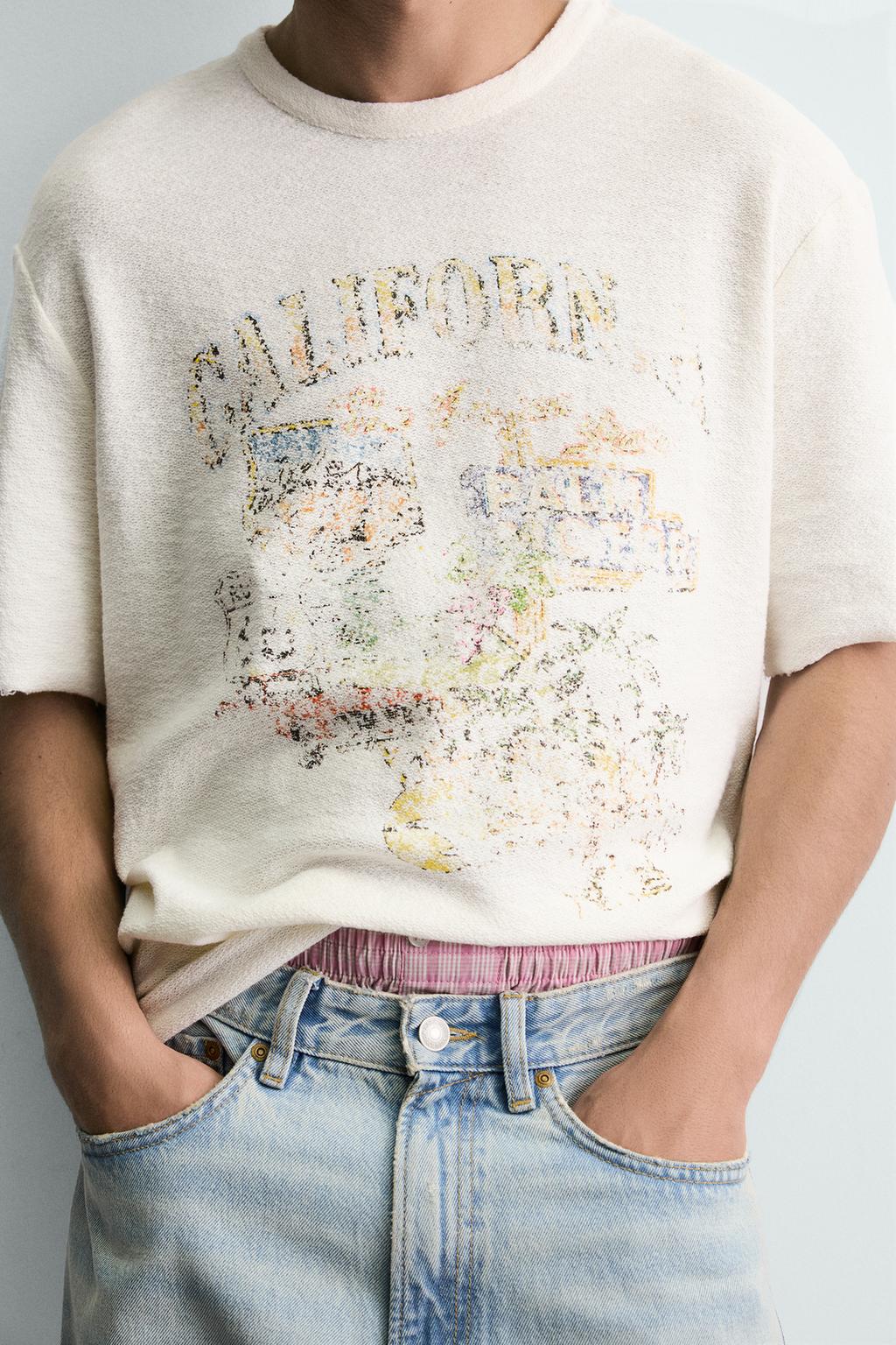 ФУТБОЛКА С ПРИНТОМ И ЭФФЕКТОМ ПОТЕРТОСТИ