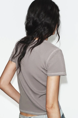 Футболка с надписью и короткими рукавами