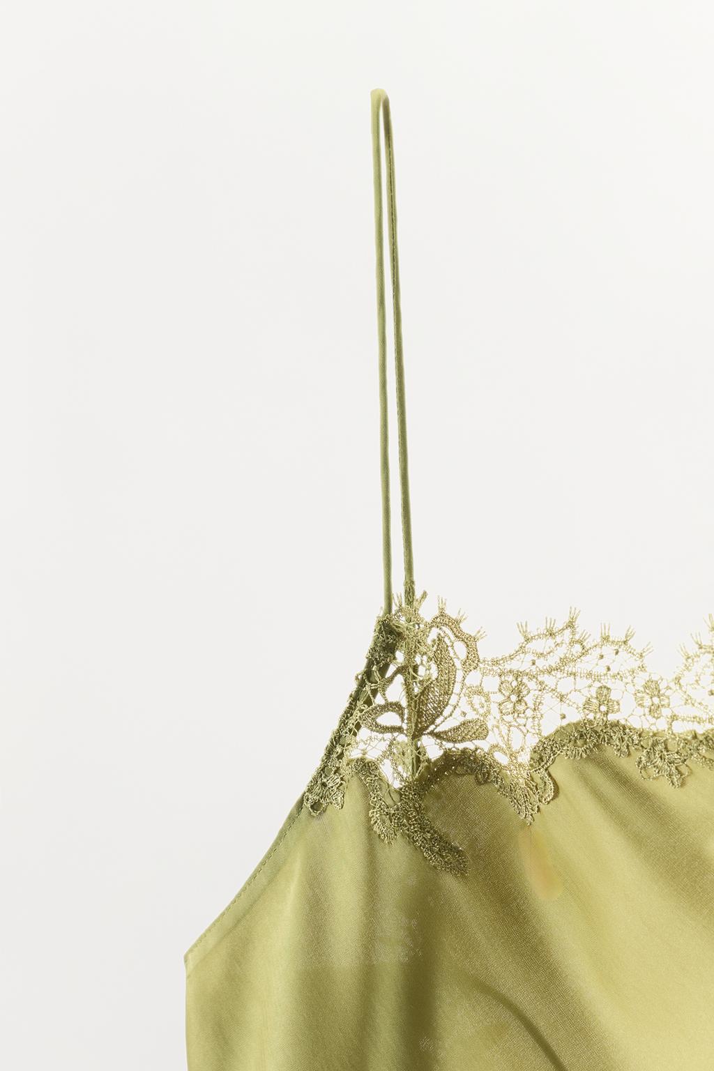 АТЛАСНЫЙ ТОП В БЕЛЬЕВОМ СТИЛЕ С КРУЖЕВОМ