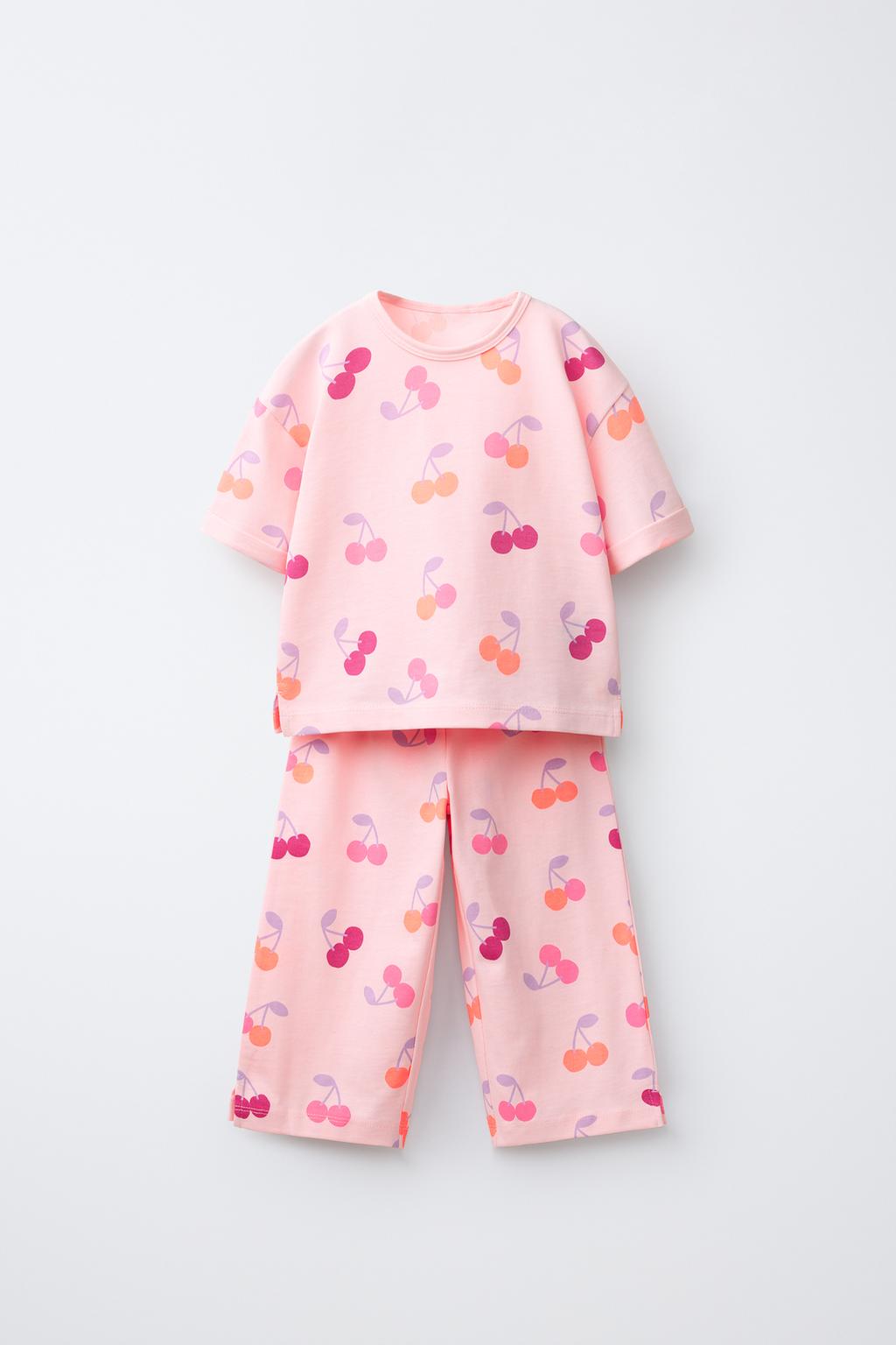 КОМПЛЕКТ ИЗ ФУТБОЛКИ И БРЮК-ДЖОГГЕРОВ С ПРИНТОМ