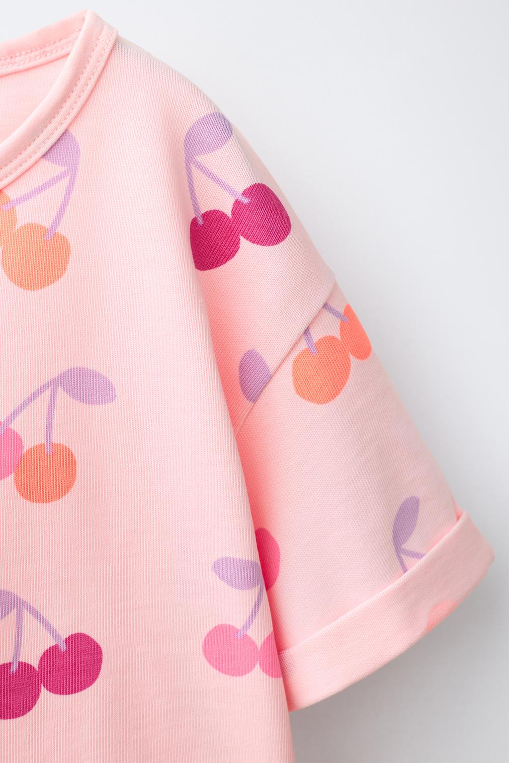 КОМПЛЕКТ ИЗ ФУТБОЛКИ И БРЮК-ДЖОГГЕРОВ С ПРИНТОМ