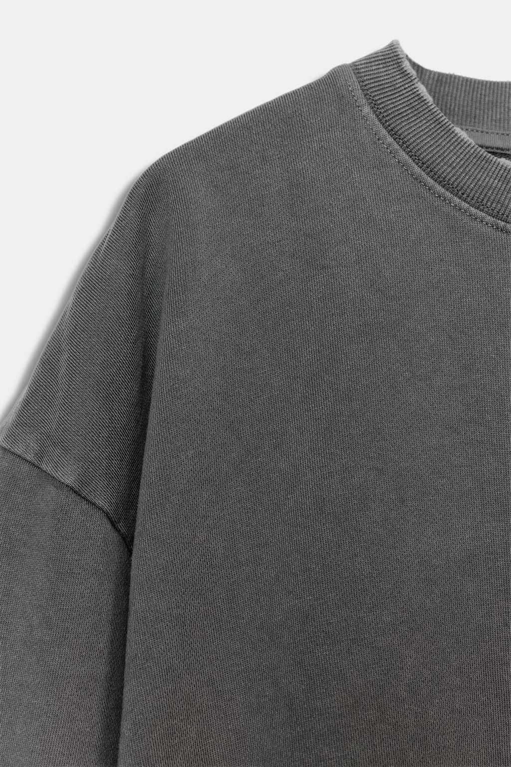 ТОЛСТОВКА ИЗ ТКАНИ С ЭФФЕКТОМ ПОТЕРТОСТИ