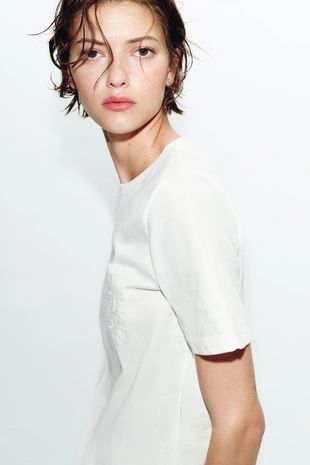 Футболка с вышивкой на кармане- Заказать в России