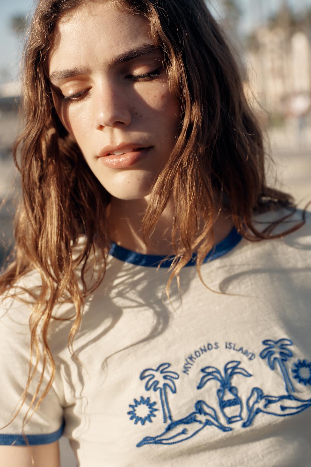 ФУТБОЛКА С КОРОТКИМИ РУКАВАМИ И ВЫШИВКОЙ