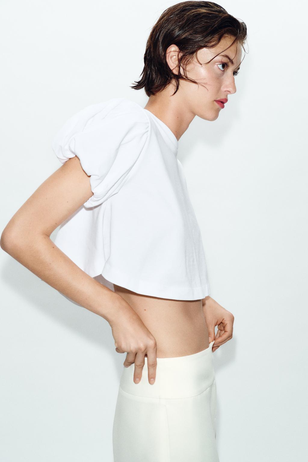 УКОРОЧЕННАЯ ФУТБОЛКА С ОБЪЕМНЫМИ РУКАВАМИ