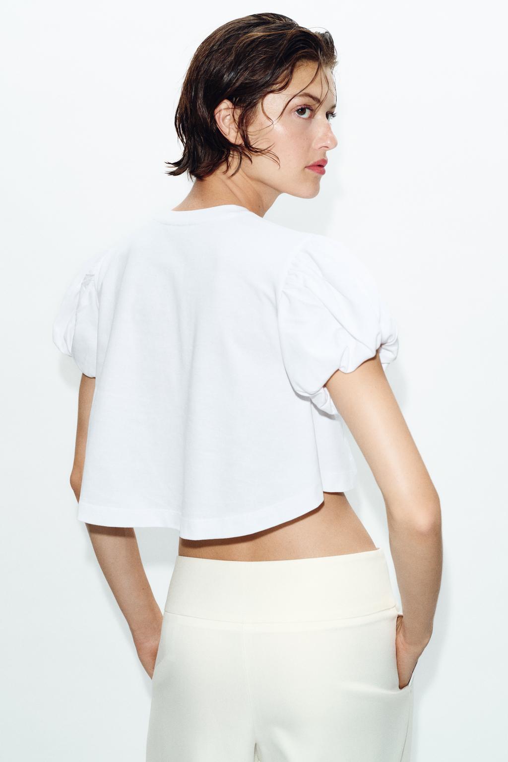 УКОРОЧЕННАЯ ФУТБОЛКА С ОБЪЕМНЫМИ РУКАВАМИ