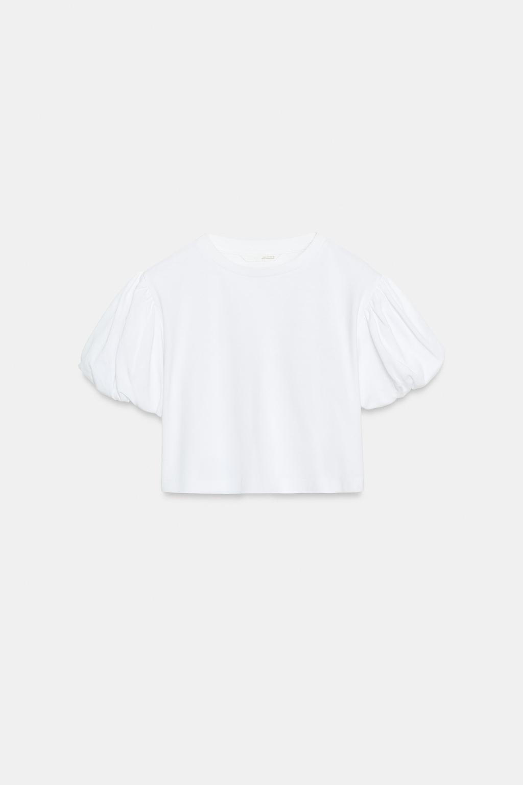 УКОРОЧЕННАЯ ФУТБОЛКА С ОБЪЕМНЫМИ РУКАВАМИ