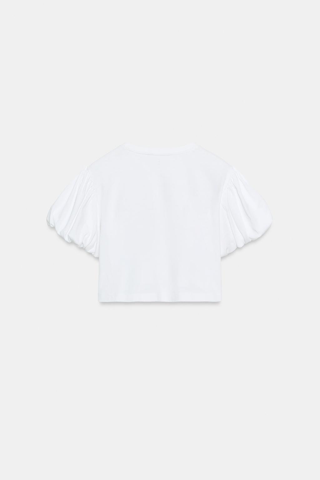 УКОРОЧЕННАЯ ФУТБОЛКА С ОБЪЕМНЫМИ РУКАВАМИ