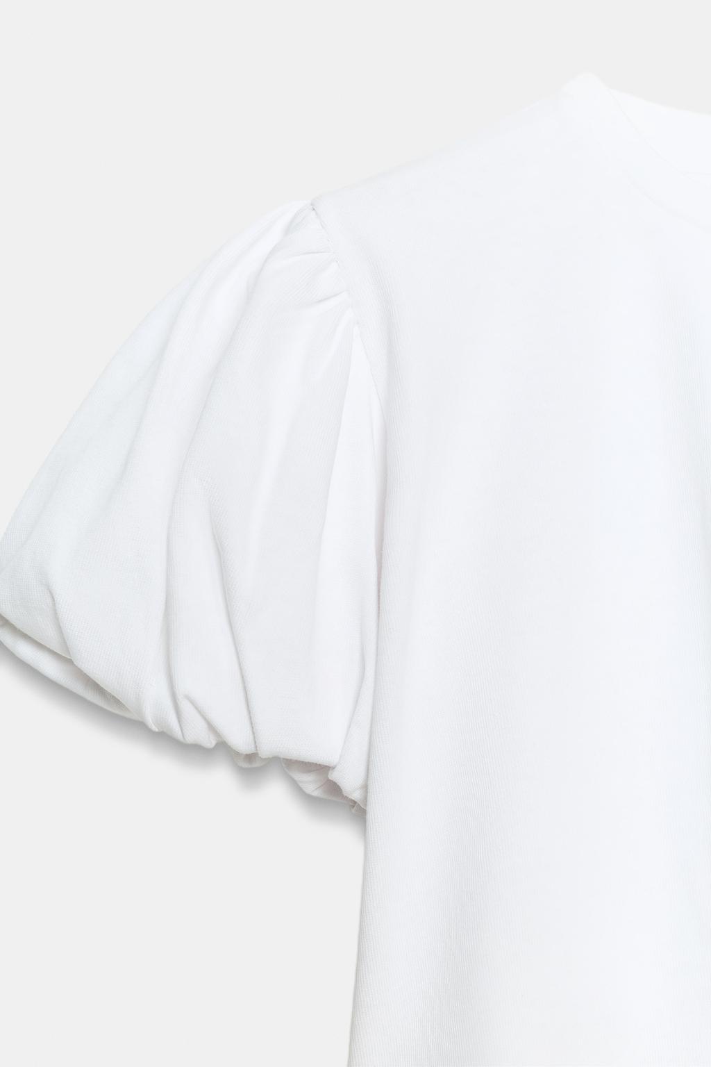 УКОРОЧЕННАЯ ФУТБОЛКА С ОБЪЕМНЫМИ РУКАВАМИ