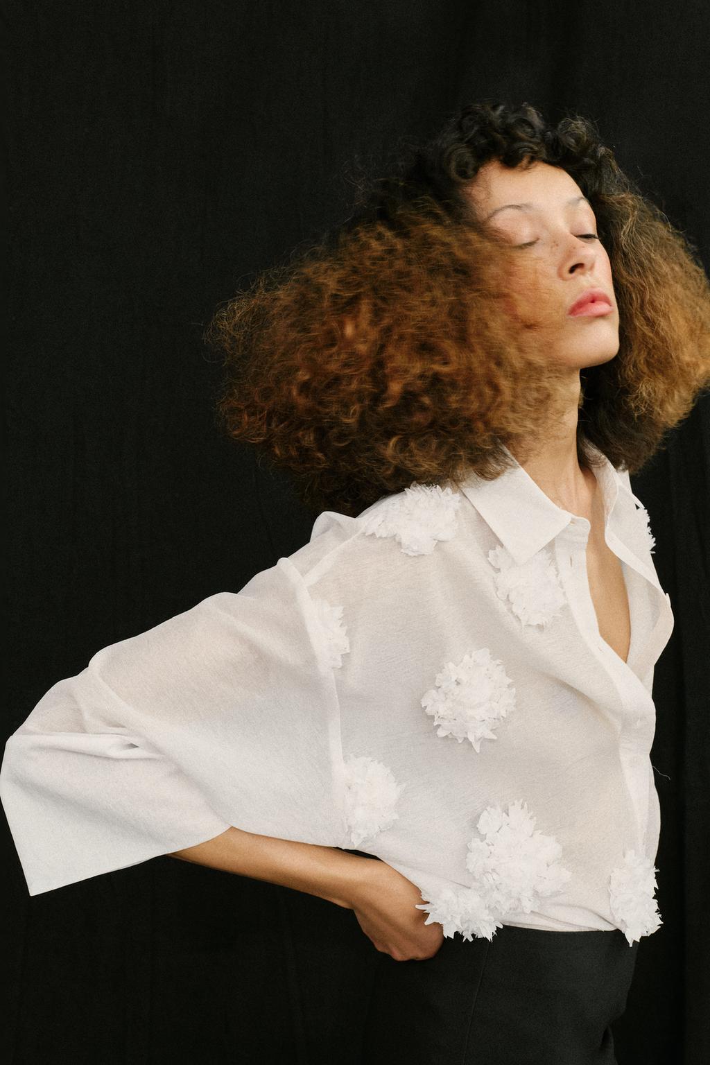 РУБАШКА СТРУЯЩАЯСЯ, ЦВЕТЫ С РЕЛЬЕФОМ