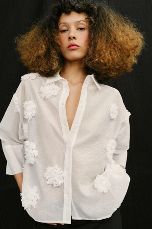 Рубашка струящаяся, цветы с рельефом- Заказать в России