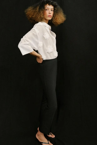 Рубашка струящаяся, цветы с рельефом- Заказать в России