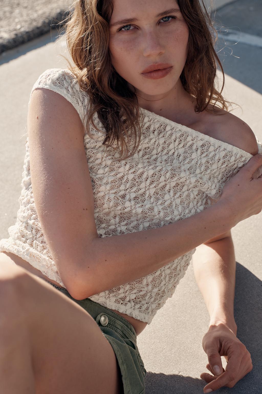 КРУЖЕВНОЙ ТОП С ВЫРЕЗОМ «ЛОДОЧКА»