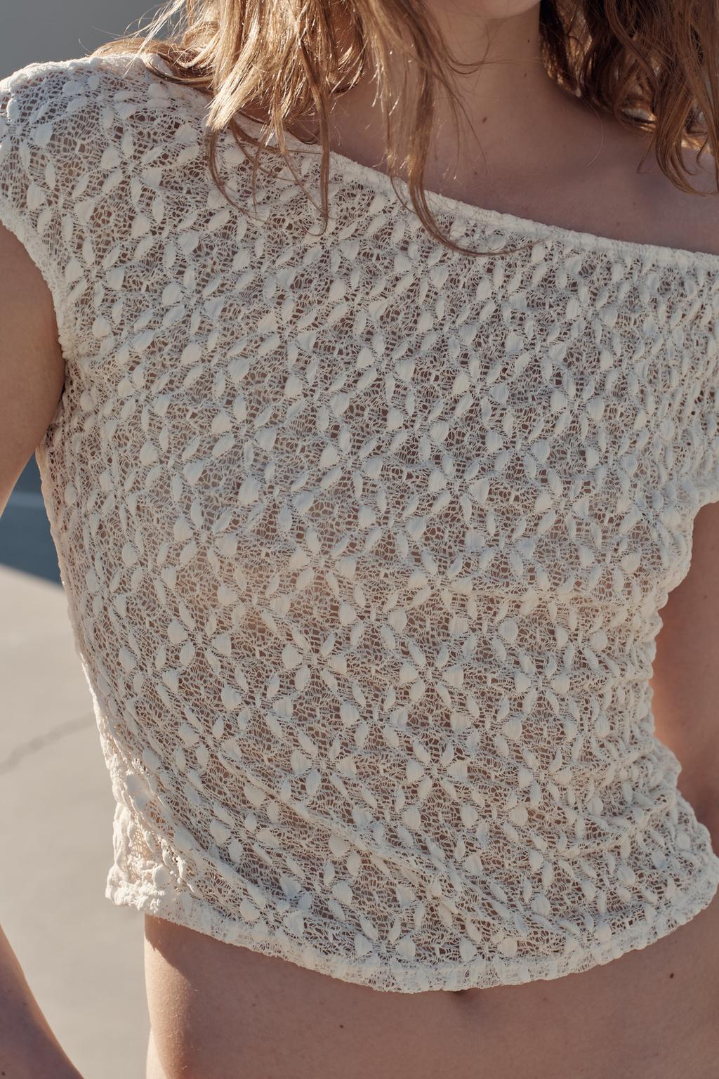 КРУЖЕВНОЙ ТОП С ВЫРЕЗОМ «ЛОДОЧКА»