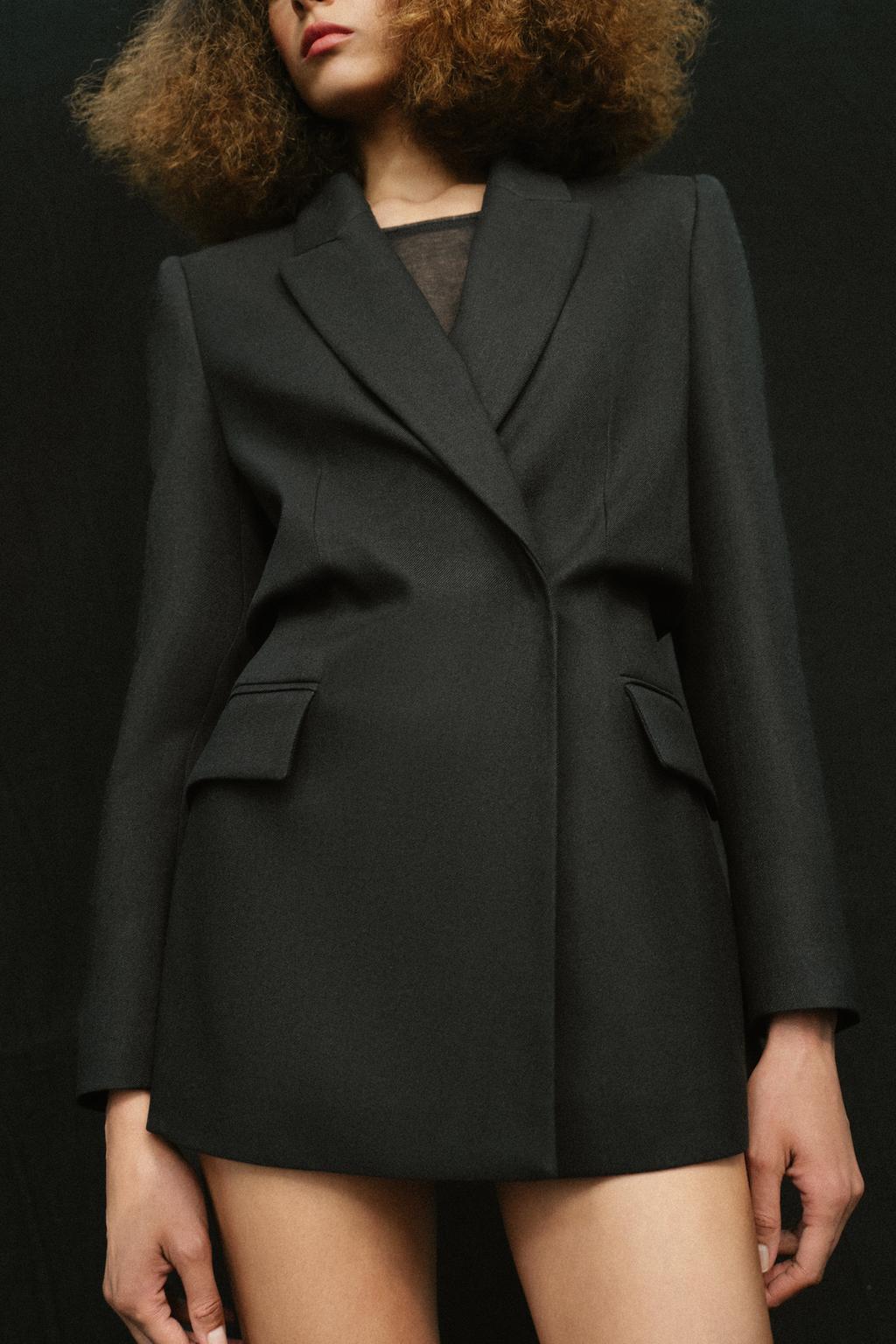 ДВУБОРТНЫЙ БЛЕЙЗЕР С ОБЪЕМНОЙ ТАЛИЕЙ И ПОДПЛЕЧНИКАМИ