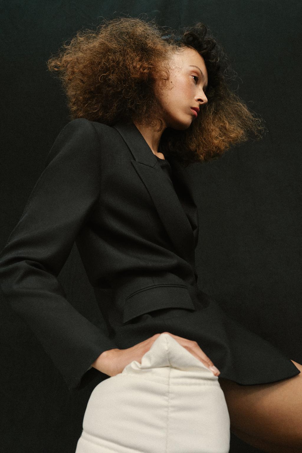 ДВУБОРТНЫЙ БЛЕЙЗЕР С ОБЪЕМНОЙ ТАЛИЕЙ И ПОДПЛЕЧНИКАМИ