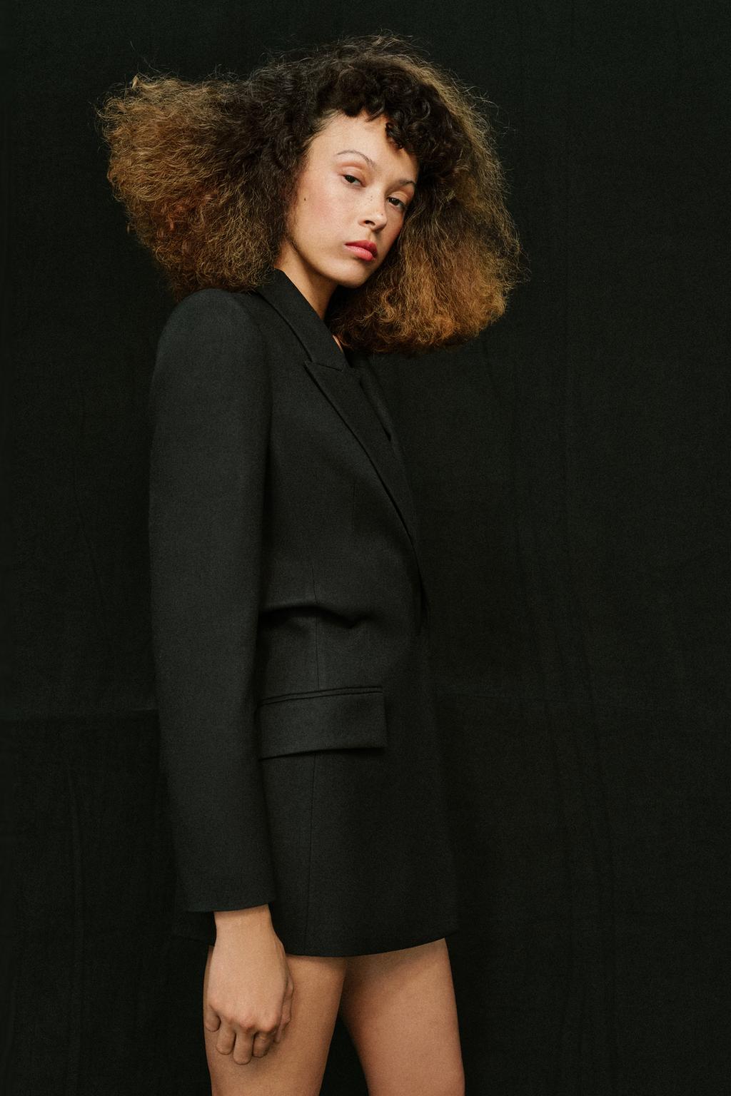 ДВУБОРТНЫЙ БЛЕЙЗЕР С ОБЪЕМНОЙ ТАЛИЕЙ И ПОДПЛЕЧНИКАМИ