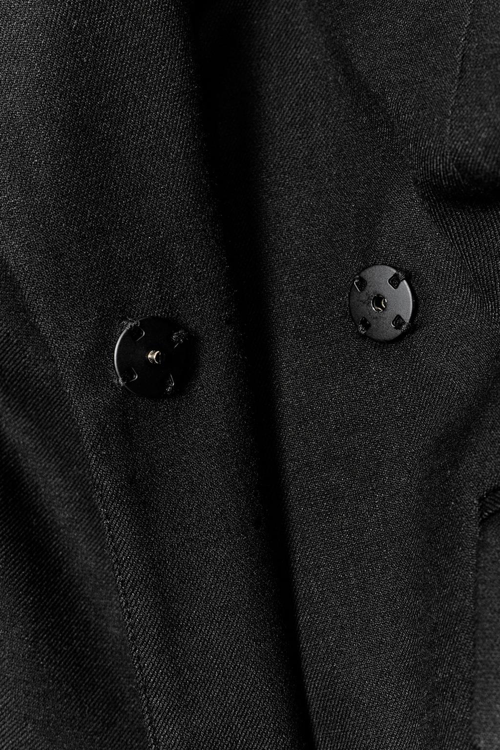 ДВУБОРТНЫЙ БЛЕЙЗЕР С ОБЪЕМНОЙ ТАЛИЕЙ И ПОДПЛЕЧНИКАМИ