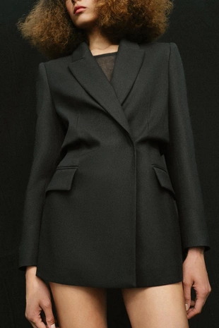 Двубортный блейзер с объемной талией и подплечниками- Заказать в России