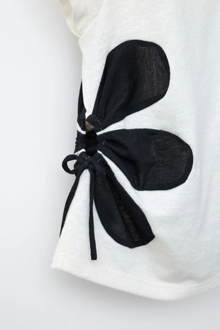 Футболка с цветочным принтом и вырезами- Заказать в России