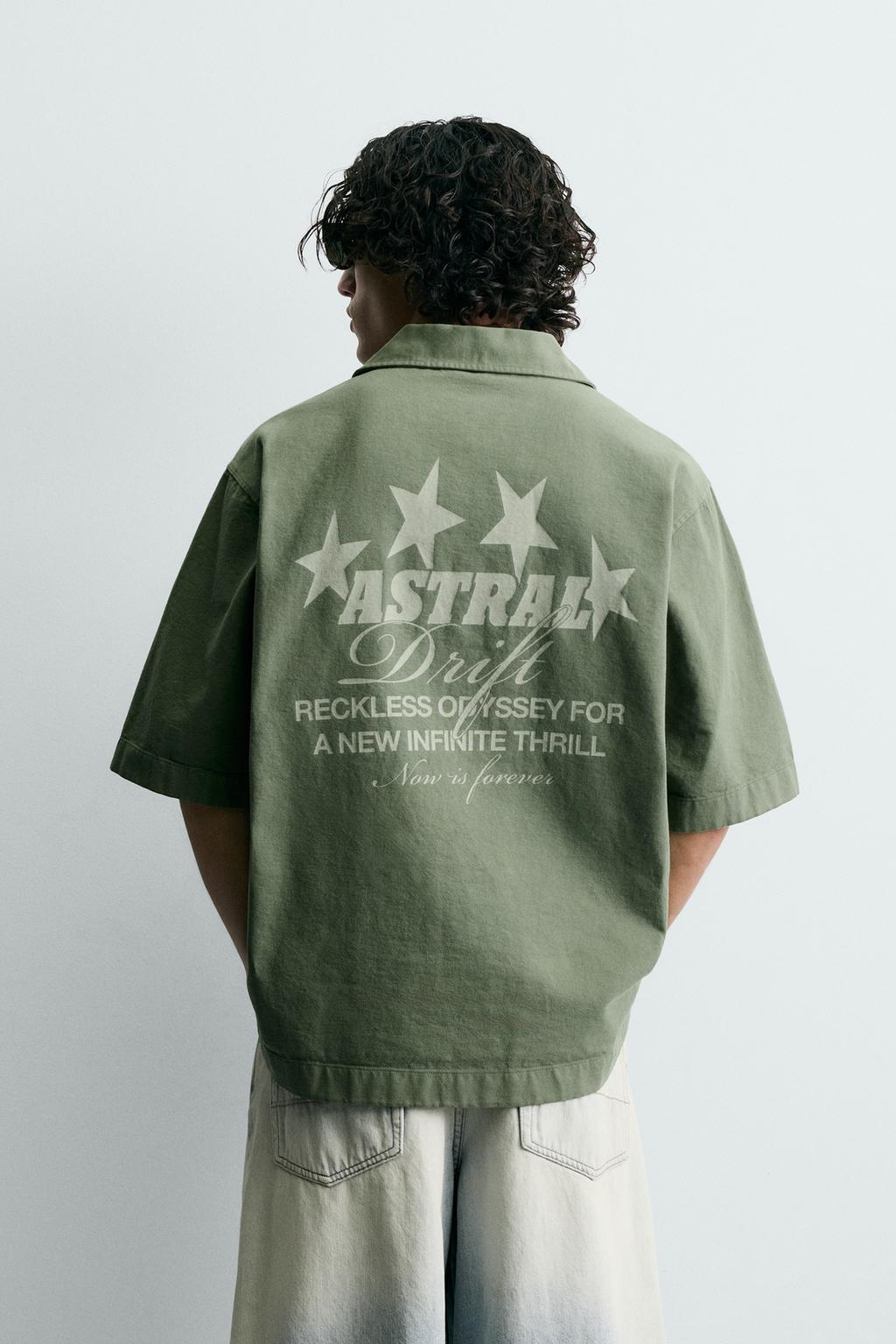 РУБАШКА С КОНТРАСТНЫМ ПРИНТОМ И ЭФФЕКТОМ ПОТЕРТОСТИ