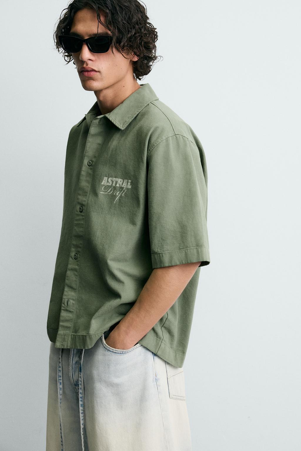 РУБАШКА С КОНТРАСТНЫМ ПРИНТОМ И ЭФФЕКТОМ ПОТЕРТОСТИ