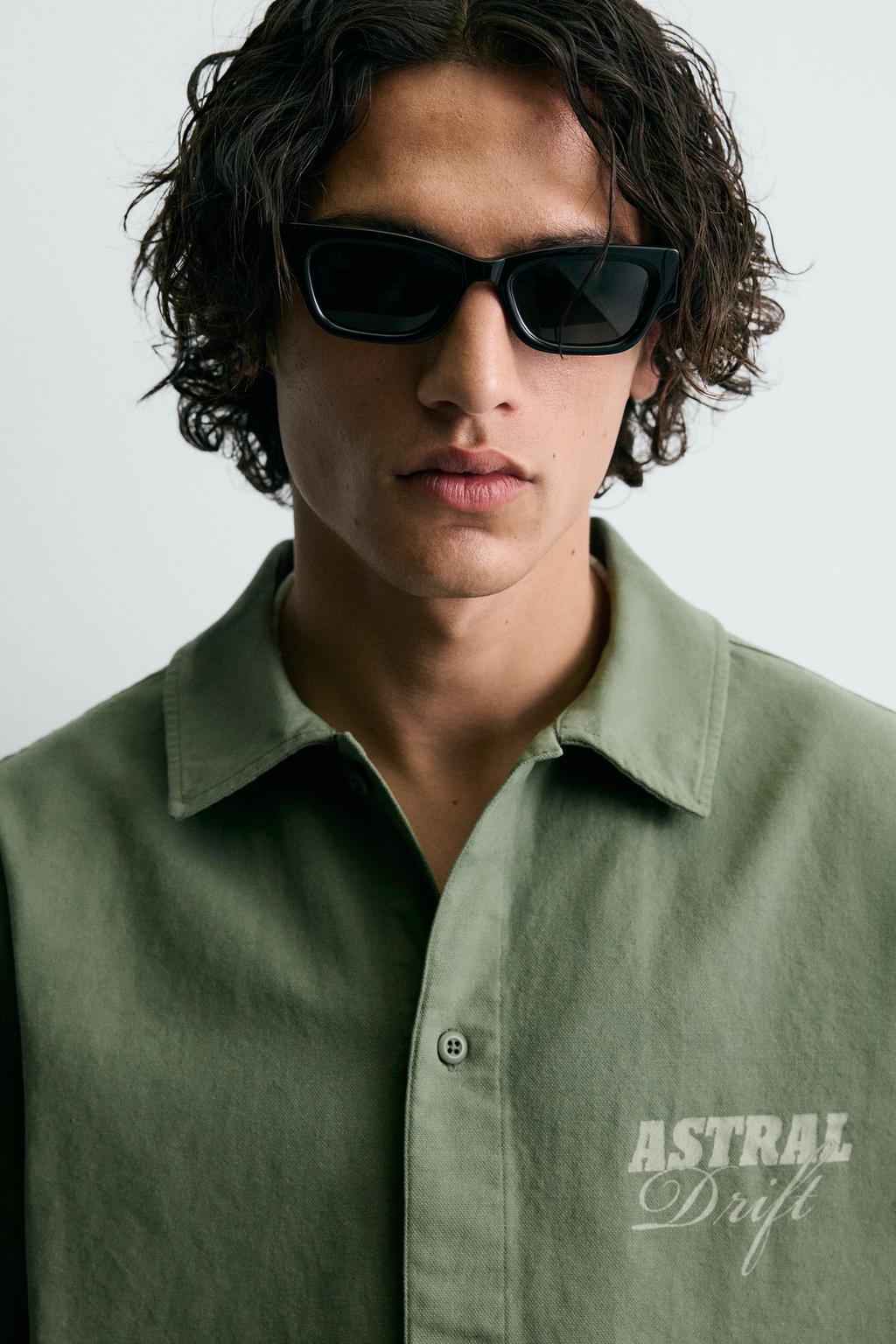 РУБАШКА С КОНТРАСТНЫМ ПРИНТОМ И ЭФФЕКТОМ ПОТЕРТОСТИ