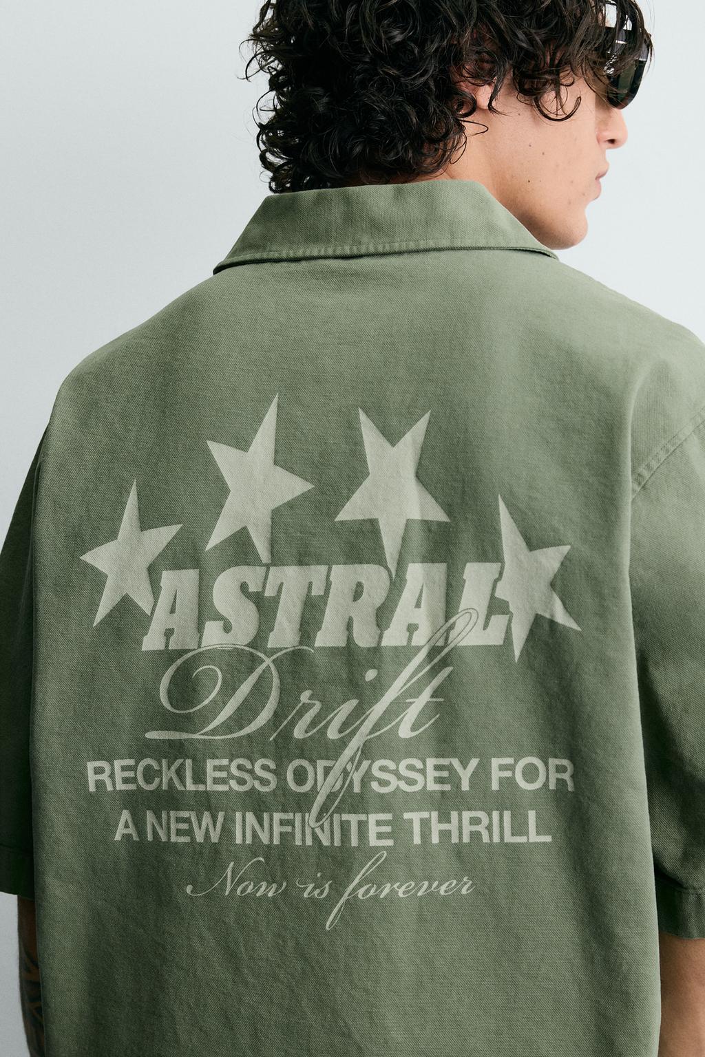 РУБАШКА С КОНТРАСТНЫМ ПРИНТОМ И ЭФФЕКТОМ ПОТЕРТОСТИ