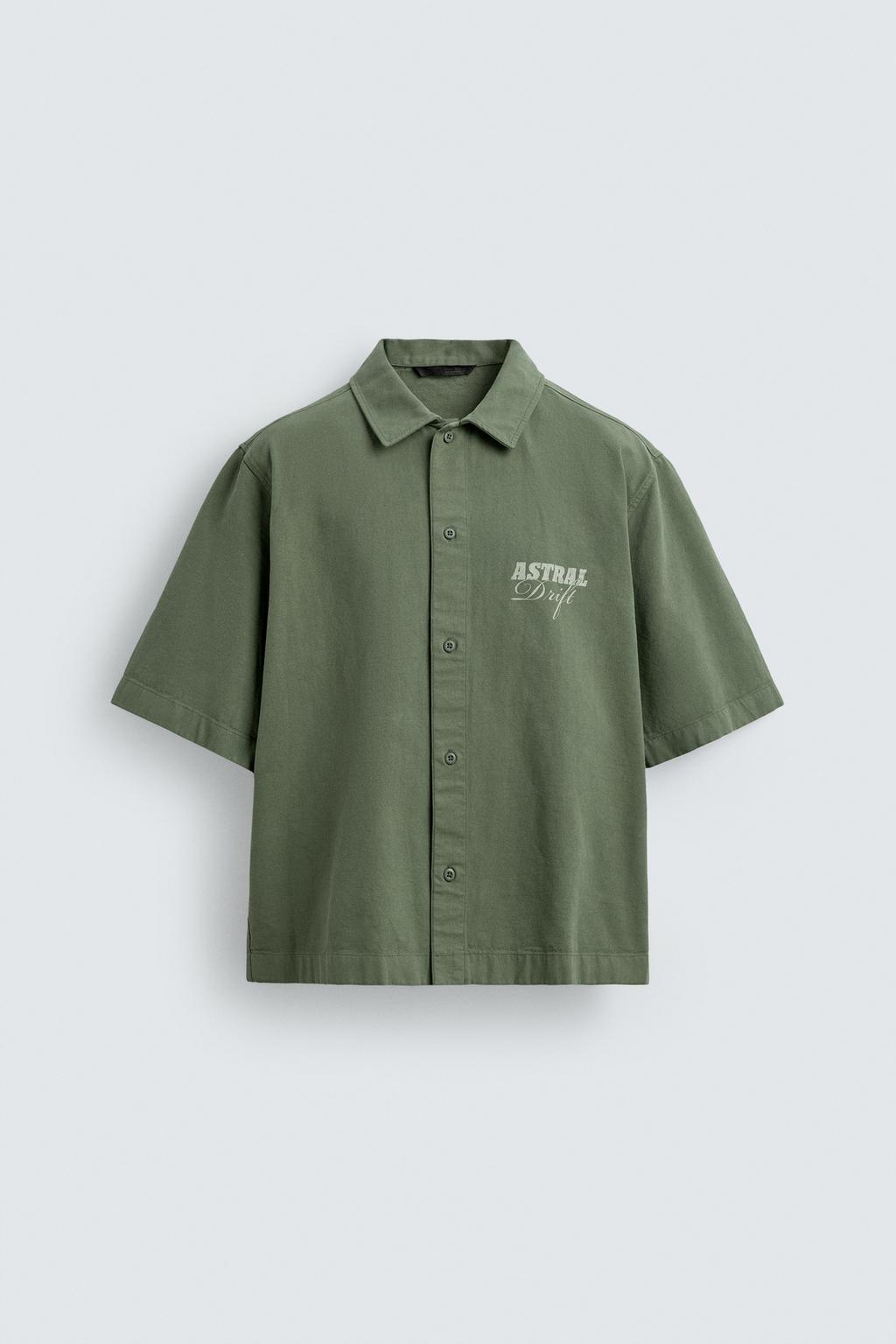 РУБАШКА С КОНТРАСТНЫМ ПРИНТОМ И ЭФФЕКТОМ ПОТЕРТОСТИ