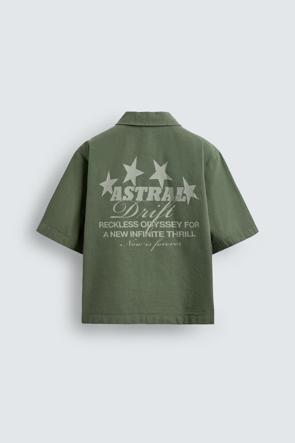 РУБАШКА С КОНТРАСТНЫМ ПРИНТОМ И ЭФФЕКТОМ ПОТЕРТОСТИ