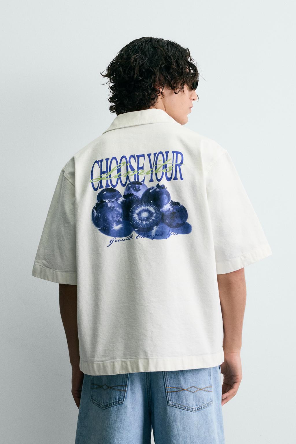 РУБАШКА С КОНТРАСТНЫМ ПРИНТОМ И ЭФФЕКТОМ ПОТЕРТОСТИ