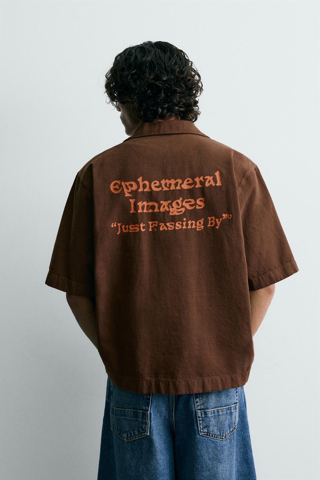 РУБАШКА С КОНТРАСТНЫМ ПРИНТОМ И ЭФФЕКТОМ ПОТЕРТОСТИ