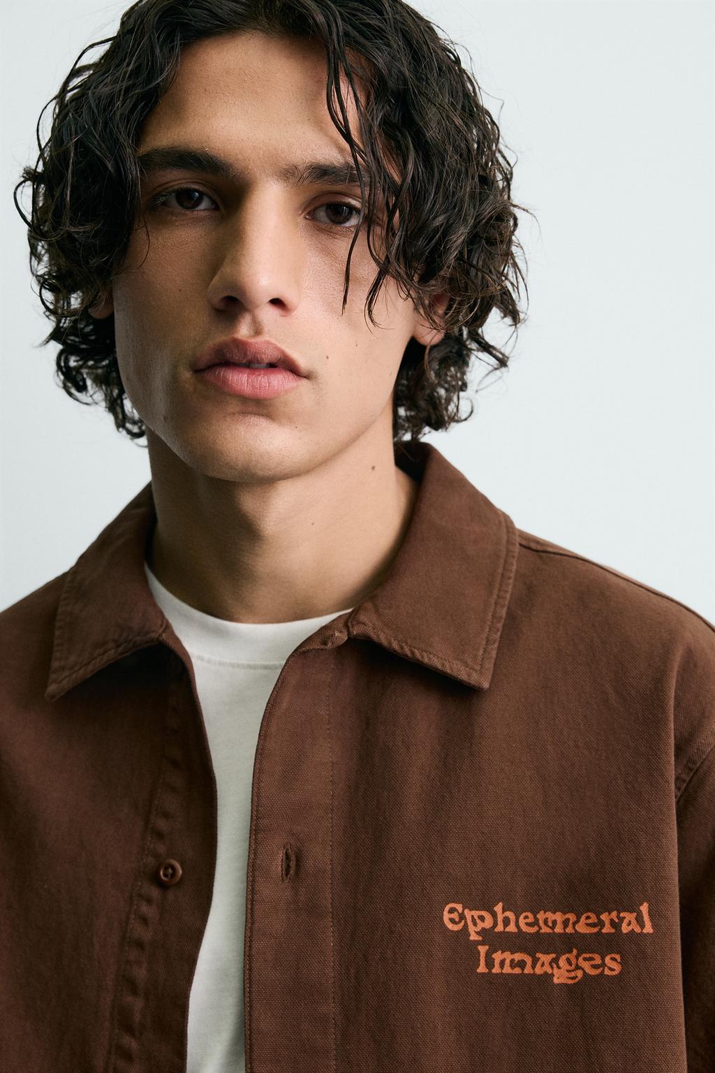 РУБАШКА С КОНТРАСТНЫМ ПРИНТОМ И ЭФФЕКТОМ ПОТЕРТОСТИ