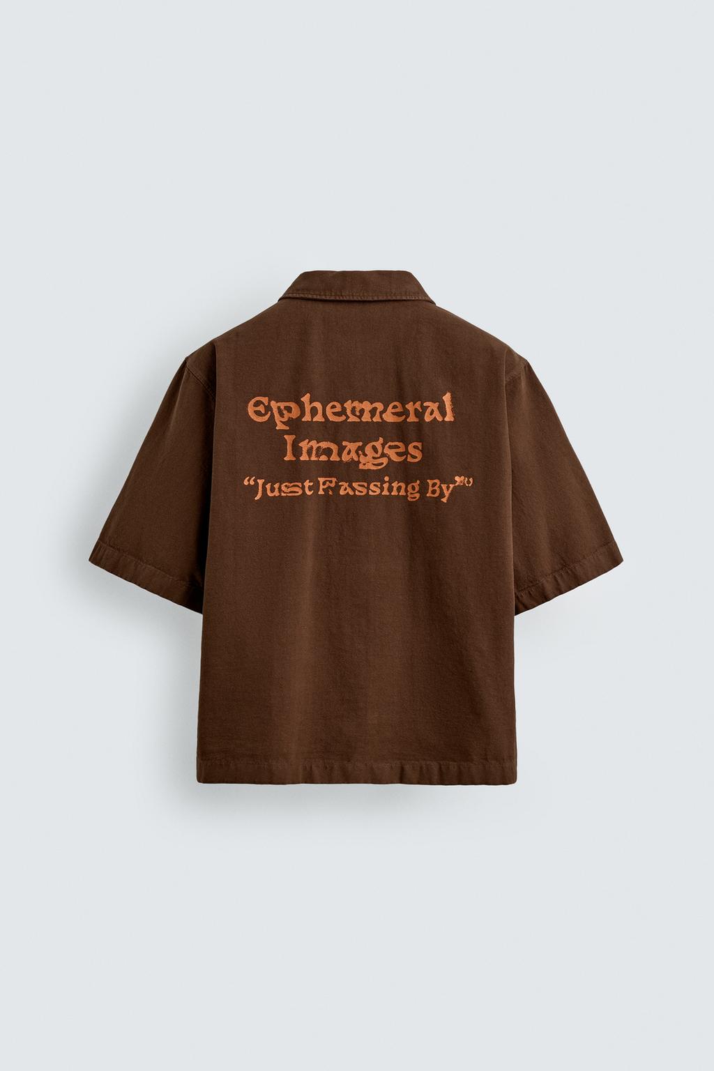 РУБАШКА С КОНТРАСТНЫМ ПРИНТОМ И ЭФФЕКТОМ ПОТЕРТОСТИ