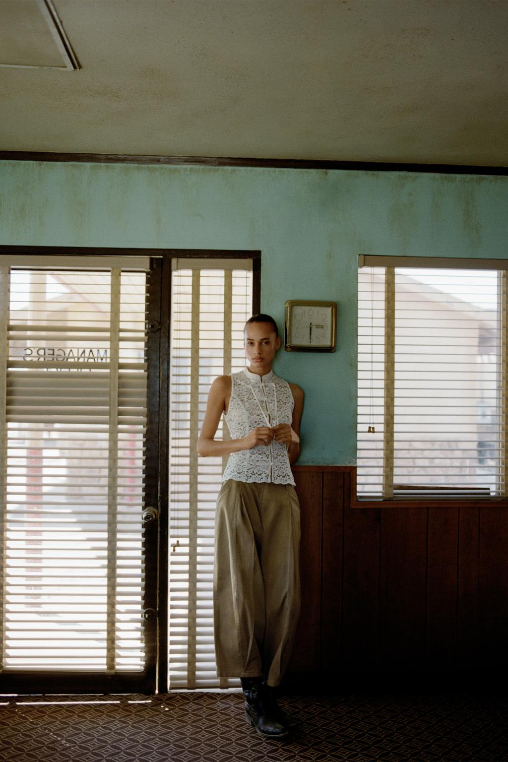 ТОП ИЗ КРУЖЕВА ГИПЮР С НАВЕСНЫМИ ПЕТЛЯМИ