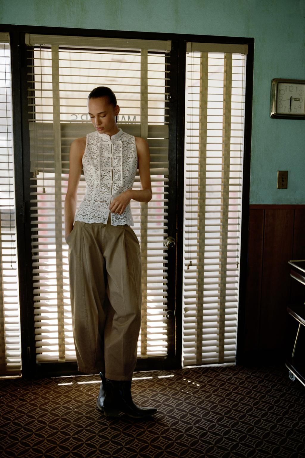 ТОП ИЗ КРУЖЕВА ГИПЮР С НАВЕСНЫМИ ПЕТЛЯМИ