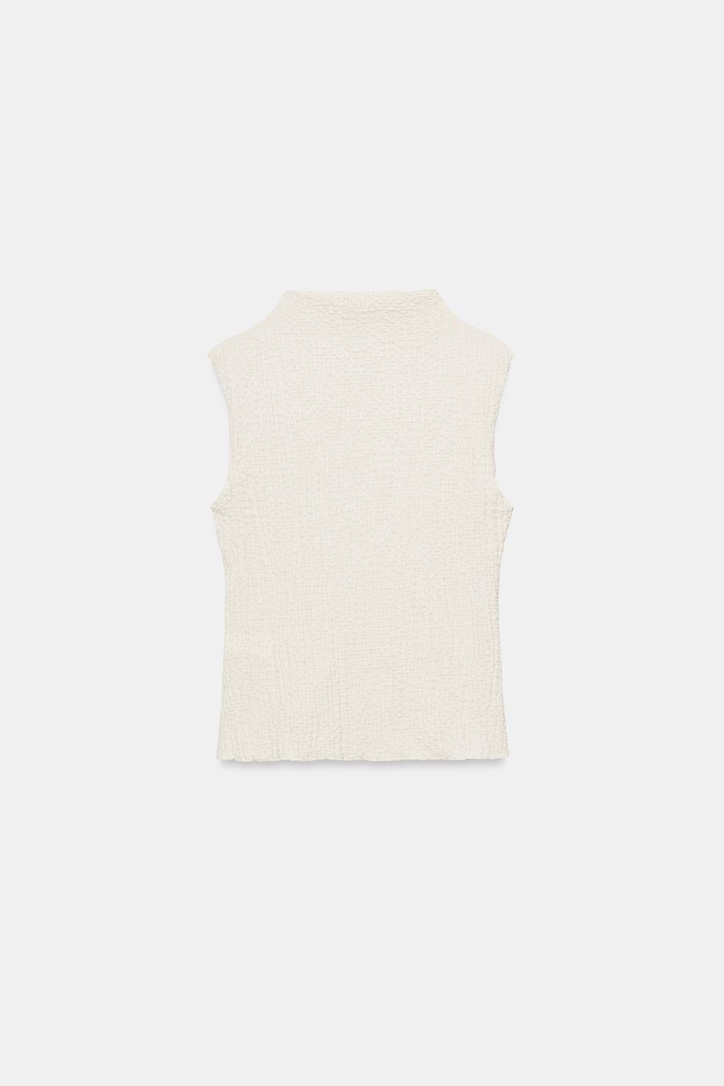 ТОП С РЕЛЬЕФНЫМ ВОРОТНИКОМ-СТОЙКОЙ