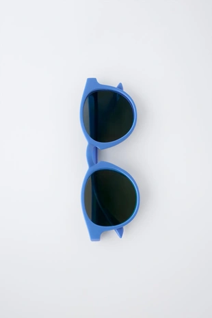 Солнцезащитные очки в тонкой пластиковой оправе