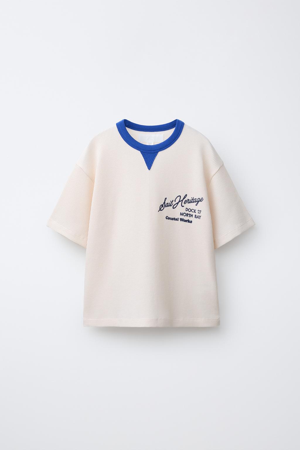 ФУТБОЛКА ИЗ РИФЛЕНОГО ТРИКОТАЖА С КОНТРАСТНЫМИ ДЕТАЛЯМИ