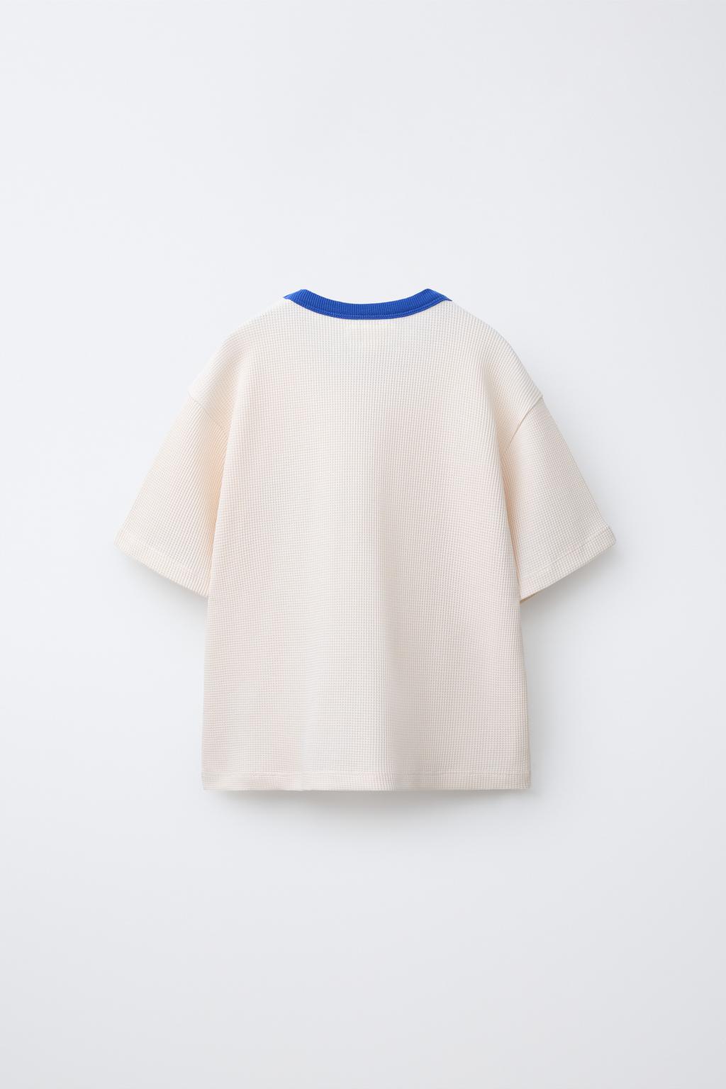 ФУТБОЛКА ИЗ РИФЛЕНОГО ТРИКОТАЖА С КОНТРАСТНЫМИ ДЕТАЛЯМИ