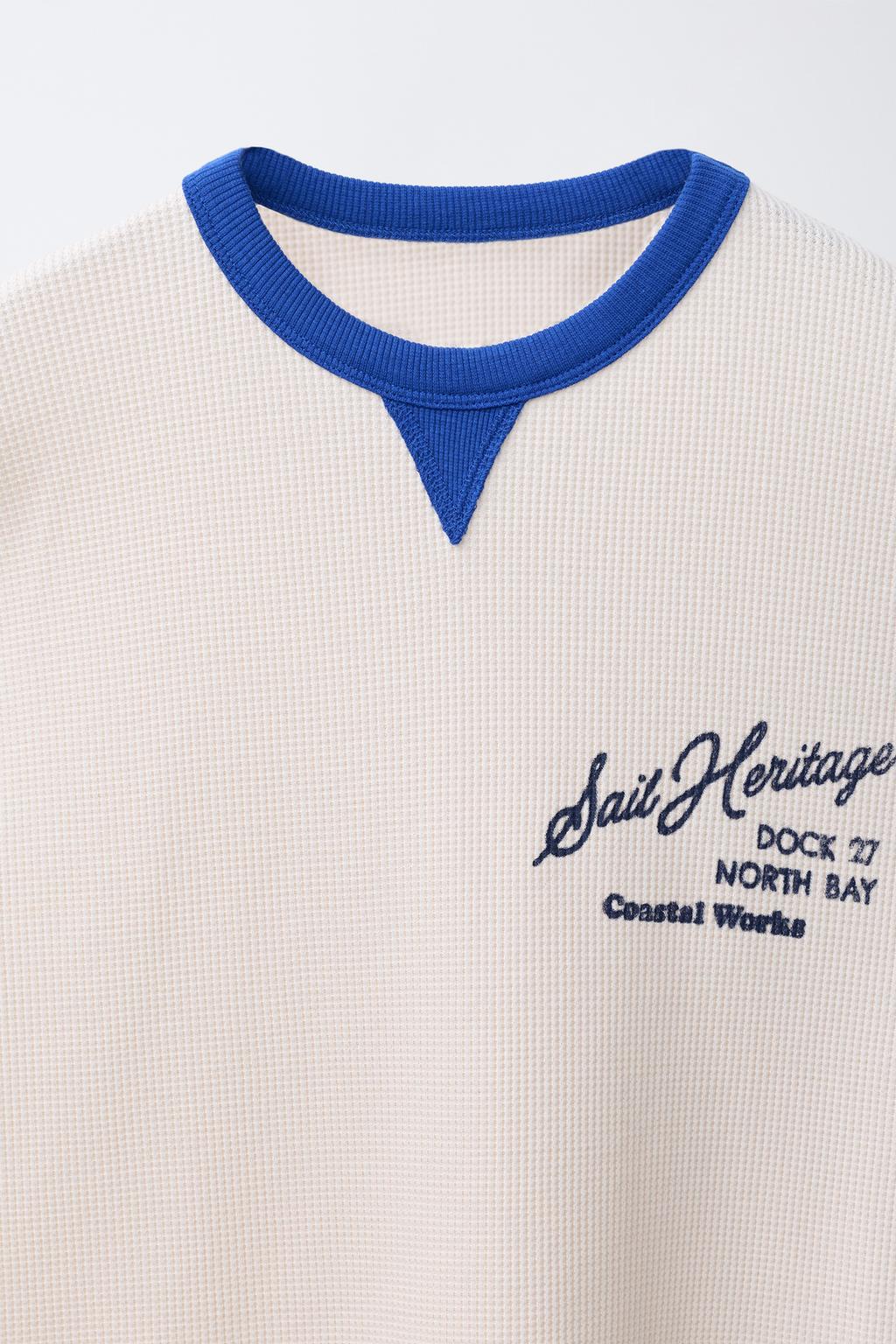 ФУТБОЛКА ИЗ РИФЛЕНОГО ТРИКОТАЖА С КОНТРАСТНЫМИ ДЕТАЛЯМИ